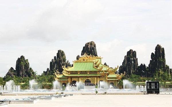 Khu đền dựa mình vào dãy núi Bảo Sơn, gồm 5 ngọn : Kim – Mộc – Thủy – Hỏa – Thổ, ngọn trung tâm cao 65,8 m.