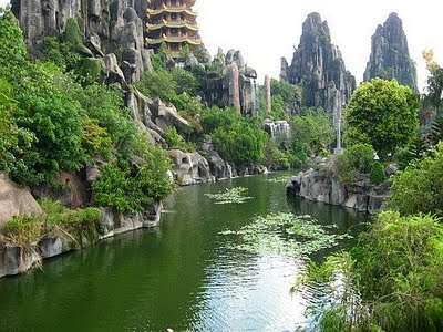 Dòng sông Bảo Giang uốn lượn, bao quanh Bảo Sơn, tạo nên một cảnh núi non hữu tình đặc trưng của Việt Nam.