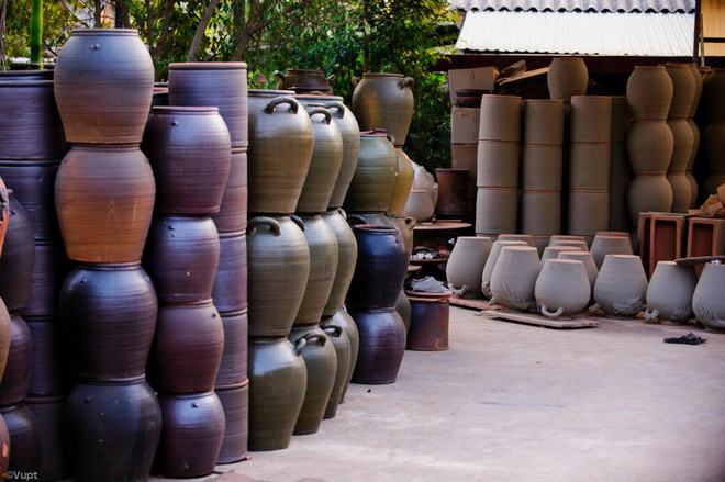 Sản phẩm gốm chính của làng Phù Lãng là chum vại, ấm đất chậu cảnh, tiểu sành, lọ hoa, ấm chén, lư hương...