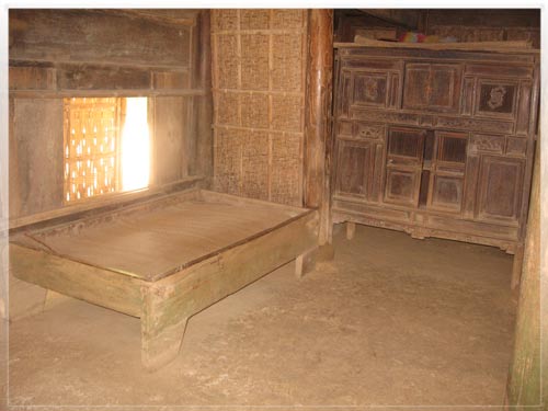Chiếc giường và chiếc tủ gỗ bên trong nhà Bác