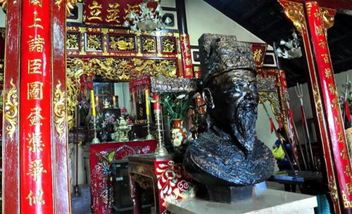 Trong lăng, chính giữa là mộ Thoại Ngọc Hầu, ông tên thật là Nguyễn Văn Thoại, sinh năm Tân Tỵ (1761) tại huyện Diên Phước, tỉnh Quảng Nam.