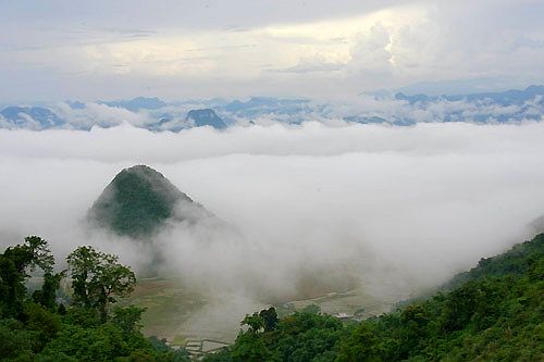 Lũng Vân giữa mây mù che phủ