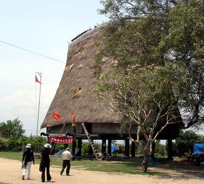 Nhà rông Kon Klor được dựng lại sừng sững bên dòng sông Đăk Bla hiền hòa trở thành biểu tượng tự hào của người Ba Na