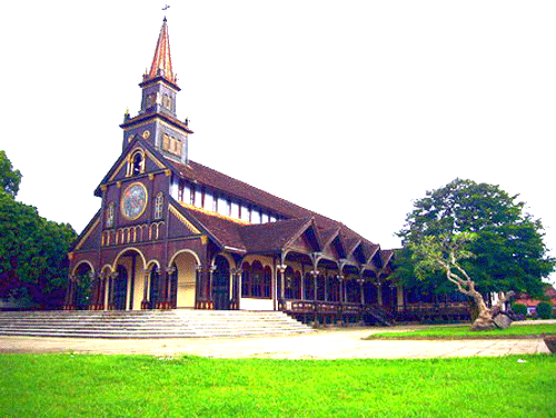 Nhà thờ chánh tòa Kon Tum - Điểm du lịch hấp dẫn ở Kon Tum