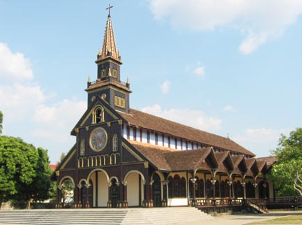 Nhà thờ gỗ Kon Tum trở thành một kiệt tác bởi kiến trúc gỗ mang phong cách Basilica còn tồn tại duy nhất trên thế giới