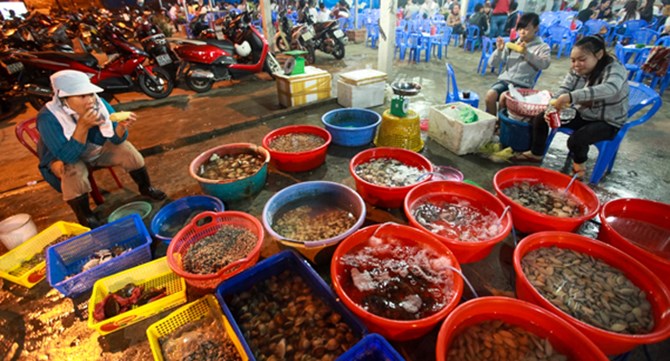 Hoạt động vui chơi hấp dẫn: Đi chợ hải sản ở Sầm Sơn.