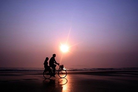Hoạt động vui chơi hấp dẫn: Đạp xe trên bãi biển