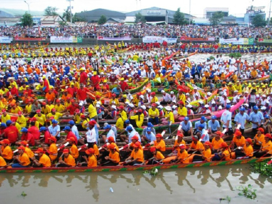 Lễ hội Ooc Om bok và đua ghe ngo vào tháng 9 âm lịch hàng năm.