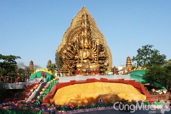 Tượng Phật Quan Âm bằng gỗ mun nặng nhất Việt Nam (năm 2005)