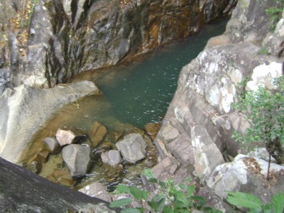 Dòng nước suối trong vắt trong những khe đá