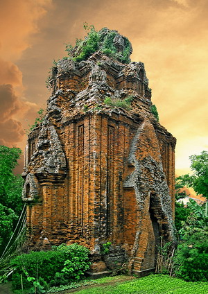 Cánh Tiên là một ngôi tháp đẹp, được tạo dáng độc đáo, thanh thoát với bố cục hết sức hợp lí.