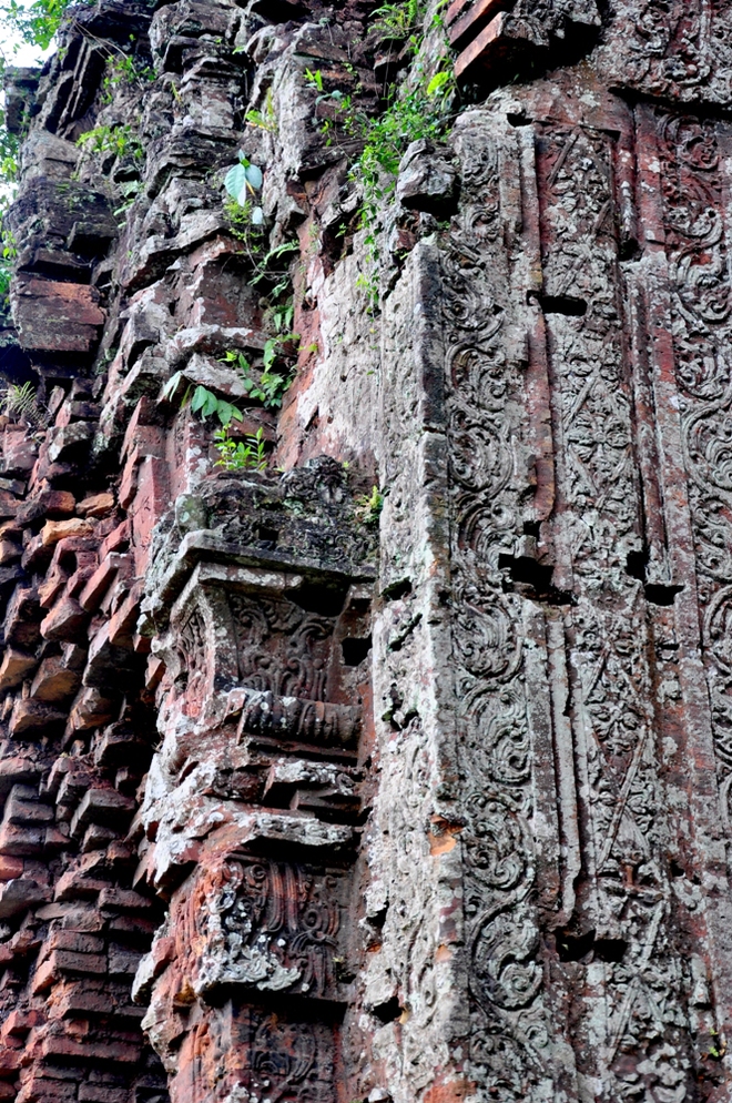 Kiểu hoa văn đặc trưng của nghệ thuật Khmer được khắc lên bề mặt tháp Chăm Khương Mĩ