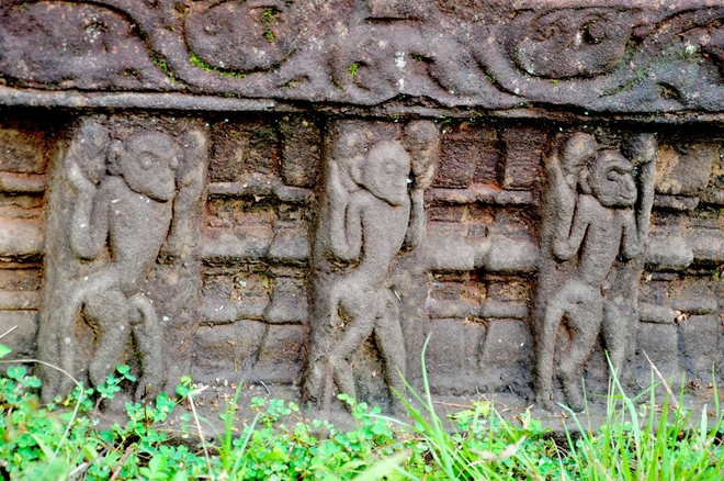 Tượng khắc hình những con khỉ trên tháp gắn với trường ca Ramayana