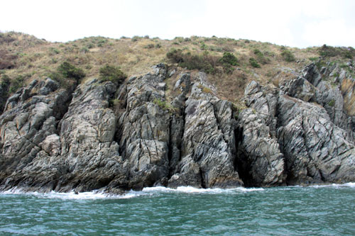 Phía bắc Đảo Yến là những vách đá sắc nhọn
