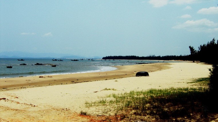 Bãi biển Vũng Chùa hoang sơ với bãi cát trắng trải dài