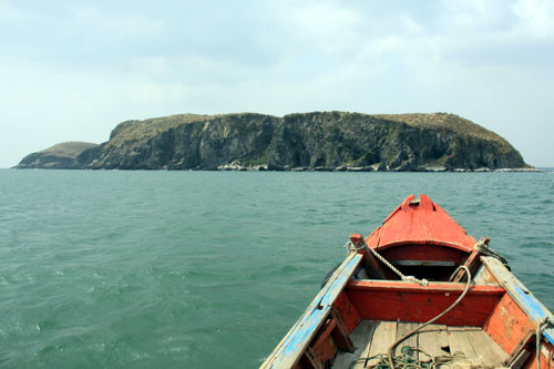 Từ Vũng Chùa ra Đảo Yến chỉ mất hơn 20 phút đi thuyền